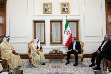 گفتگوی معاون سیاسی وزیرخارجه عربستان و عراقچی برای گسترش روابط دوجانبه