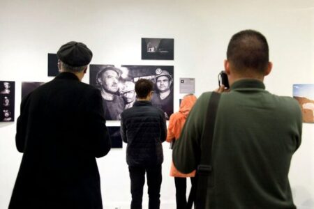 آغاز نمایشگاه عکس حقیقت و «نورآمد»؛ نقاشی که زن را میانجی تاریخ می‌دید