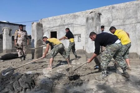 امدادرسانی نیروی دریایی ارتش به سیل‌زدگان بندر جاسک