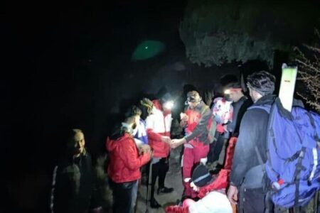 امدادگران البرز در جست‌وجوی ۱۲ نفر گرفتار در کوهستان