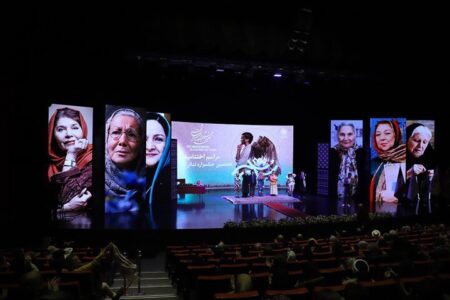 تئاتر «شهر» در ایستگاه پایانی؛ خبرنگار مهر تجلیل شد