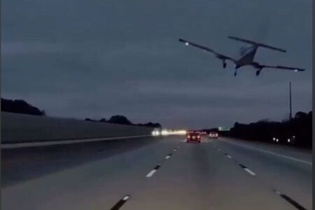 تصاویر سقوط هواپیما روی خودرو