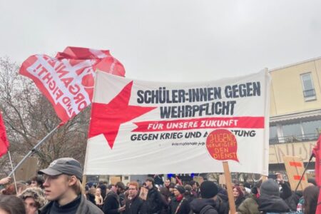 تظاهرات گسترده دانش‌آموزان آلمانی در اعتراض به بازگشت سربازی اجباری