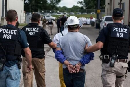 تعلیق پرونده‌های مهاجرتی ایرانیان در آمریکا/ رسیدگی به درخواست اتباع ۱۹ کشور متوقف شد