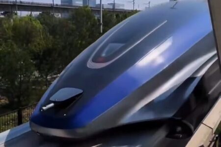 قطار مغناطیسی چین با سرعت ۶۰۰ کیلومتر در ساعت بالاخره حرکت کرد!