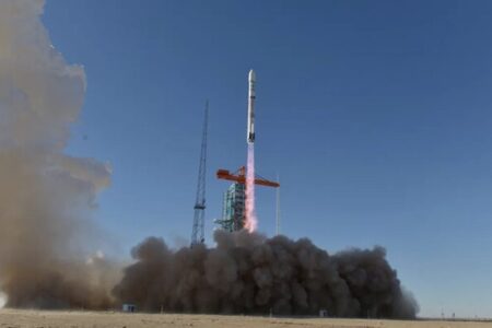 نخستین پرتاب موشک چند بار مصرف چینی با انفجار پایان یافت