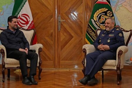 وزیر دفاع با سرپرست سازمان هواپیمایی کشوری دیدار کرد