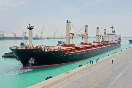 پهلو گرفتن کشتی 66 هزار تُنی گندم در بندر شهید رجایی