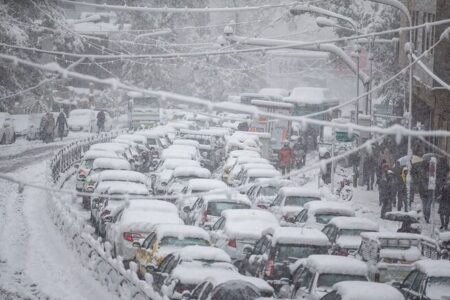 بارش برف خیابان های تهران را قفل کرد