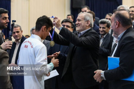 دانش‌آموز قهرمان جهان مدالش را وقف مدرسه‌سازی کرد