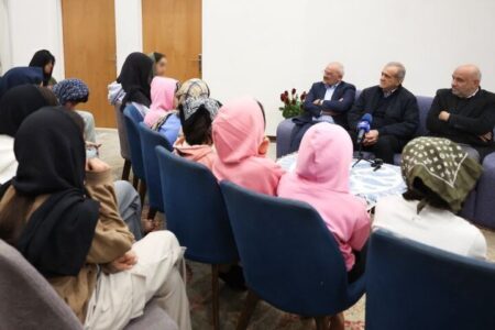 دیدار پزشکیان با کودکان بی‌سرپرست و بدسرپرست «خانه دختران ایران»