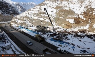 چالوس و آزادراه تهران ــ شمال همچنان مسدود| خطر ریزش بهمن و سنگ در گردنه‌های برفگیر