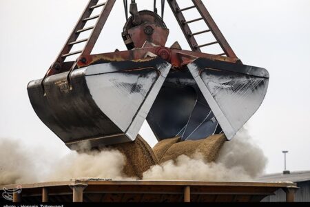 کشتی‌های حامل کالا‌های اساسی ٢4 ساعته تخلیه می‌شوند