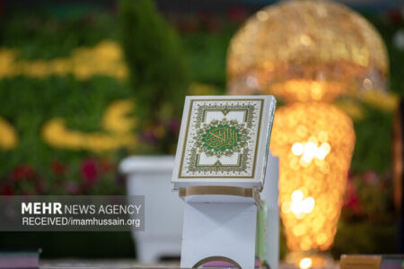 اهدای قرآن به مساجد سوخته در نمایشگاه قرآن