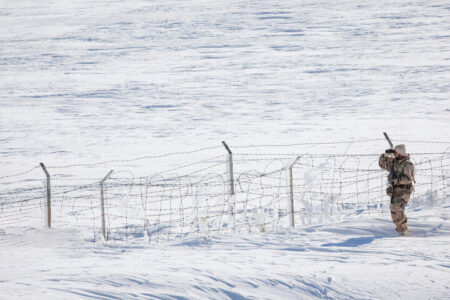 اهدای ۲ هزار کیت گرمایشی لباس به مرزبانان کشور