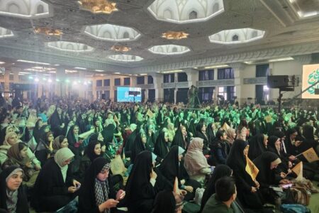 «به عشق مهدی» زیر باران بهاری مصلی؛ جوانه های انتظار در دل پیر و جوان