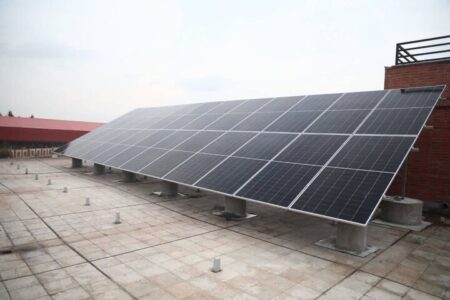 بهره‌برداری همزمان از نیروگاه‌های خورشیدی ادارات قم با ظرفیت یک مگاوات
