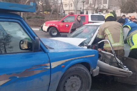 تصادف سرویس مدرسه در مشهد؛راننده و دانش‌آموز به شدت مصدوم شدند