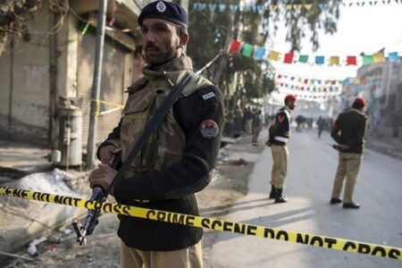 حمله تروریستی به خودرو پلیس در پاکستان؛ ۷ نفر کشته شدند