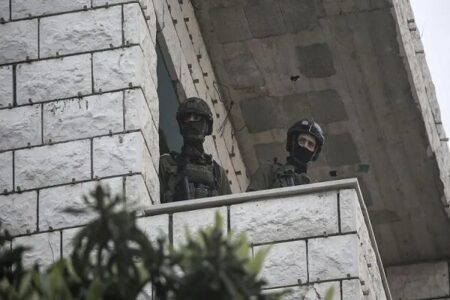 حمله شهرک نشینان صهیونیست به فعالان صلح خارجی در نابلس