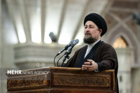 دشمنان از هر سو آمده‌اند، اگر با هم باشیم بسیار قوی هستیم