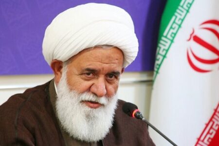 رهبر انقلاب در اوج تهدیدها در مرقد امام(ره) به نماز ایستادند