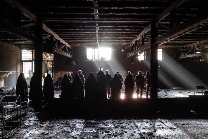 روایت تصویری ایثار در عکس «مسجد سوخته»؛ ردِ فداکاری بر فرش ماندگار شد!