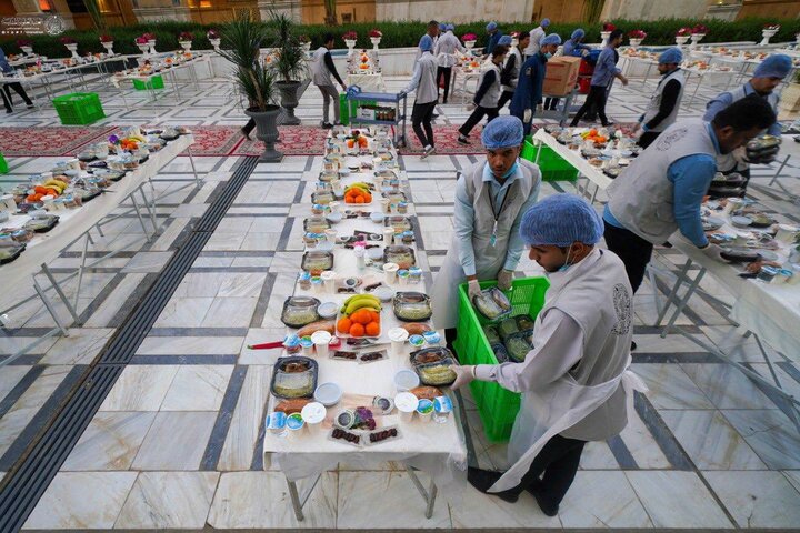 ضیافت هزاران نفره افطار در حرم امیرالمومنین (ع)+تصاویر