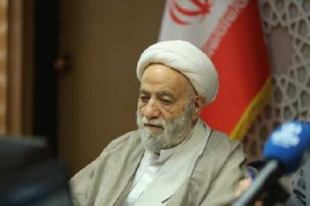 قرائتی: نماز باید با گفت‌وگو و ارتباط قلبی به دانش‌آموزان معرفی شود