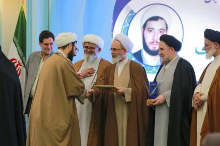 مهدی یاوران سال در همایش دکترین مهدویت تجلیل شدند