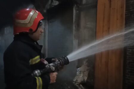 مومنی: آتش‌سوزی جزئی در پیاده‌ راه فرهنگی رشت مهار شد