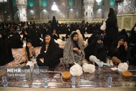 میزبانی حرم مطهر امام رضا(ع) از ۴ هزار معلم مشهدی در ضیافت افطار