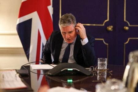 نخست وزیر انگلیس علیه چت‌بات‌ها و اینترنت اقدام کرد