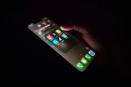 نگاه انتقادی لازمه فعالیت مجازی است/چالشهای اینترنت بر تعاملات اجتماعی