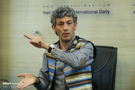 «وی‌لا» و نگاهی انتقادی با زبان طنز؛ بحث سکه و دلار به تئاتر کشیده شد