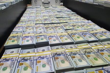 کشف ۱۰ میلیارد سکه و دلار تقلبی در قرچک توسط پلیس آگاهی