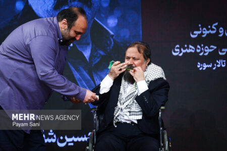 کوروش زارعی تجلیل شد؛ هنرمندی که در خارج بیشتر از ایران طرفدار دارد