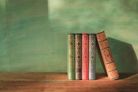 آیا هر تناقضی به معنای ابطال یک نظریه است؟