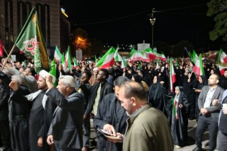 اجتماع شبانه سنندجی‌ها در حمایت از وطن