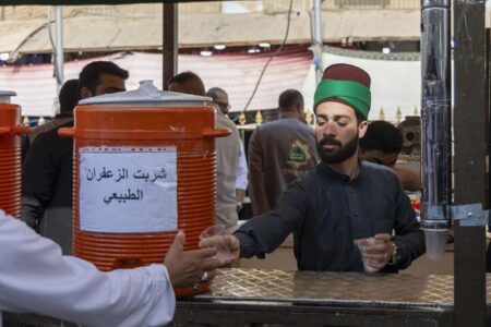 ارائه خدمات متنوع موکب حرم حضرت عباس (ع)به زائران روز عرفه در کربلا
