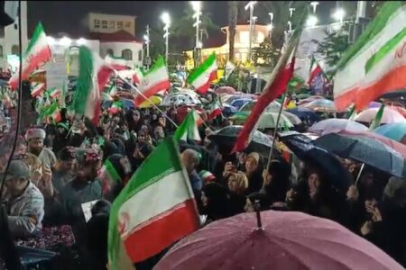 استقبال از خانواده شهدای دانش آموز میناب در تجمع شبانه مردم شهر رشت