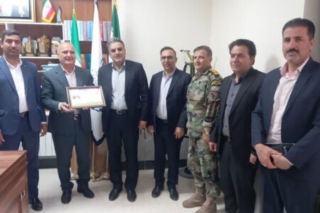 اهدای کارت «همیار طبیعت» به فرمانداران ۳ شهرستان لرستان