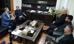 تجلیل مخبر از دو قهرمان پرافتخار وزنه‌برداری کشور