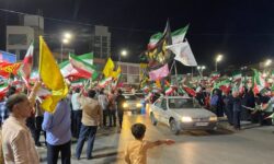 حماسه پرچم داران کرمانی در میدان آزادی