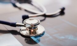 خدمت ۷۹۰ پزشک متخصص و فوق‌تخصص در لرستان