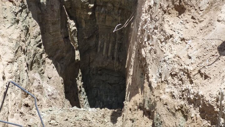 خنثی‌سازی بمب یک‌تنی در شهرستان دلفان در عمق ۱۸ متری زمین+عکس