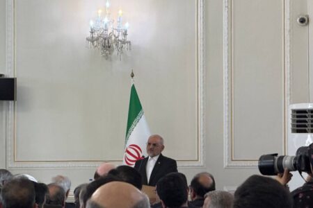 دستگاه دیپلماسی بار سنگین تحقق آمال ملت را بر دوش می‌کشد
