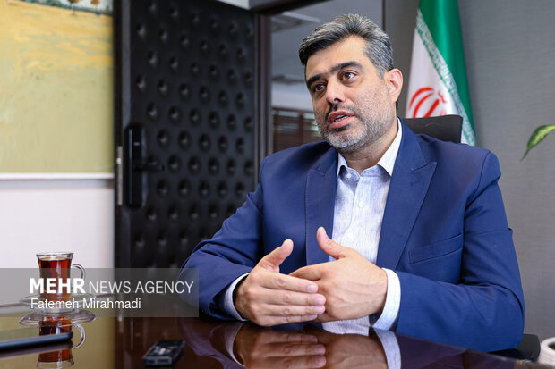 روایت آقای مدیر از «شوک‌های بزرگ»؛ هنرمندان را با عملکردشان قضاوت کنیم