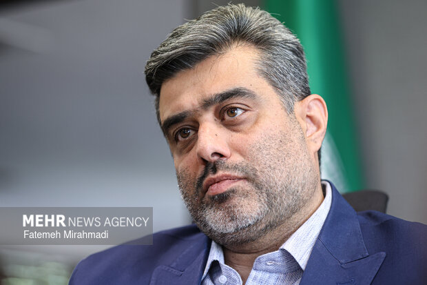 روایت آقای مدیر از «شوک‌های بزرگ»؛ هنرمندان را با عملکردشان قضاوت کنیم