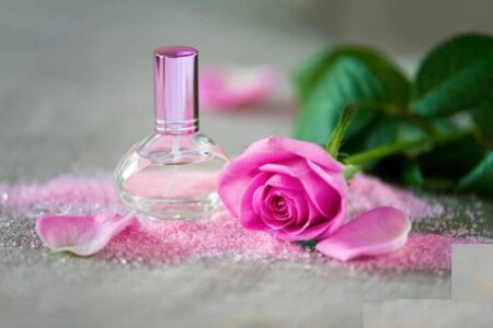 رونمایی از ۴ محصول اسانس گل محمدی در پژوهشکده اسانس های طبیعی قمصر